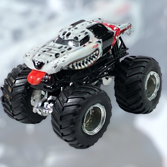 MONSTER MUTT DALMATIAN HOT WHEELS MONSTER JAM TRUCK 1/64 DIECAST Pre-Owned - Picture 4 of 13